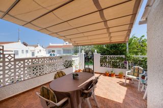 Haus in Manuel benitez-el cordobe. Casa en venta en torrevieja con jardin privado y orientacion sur