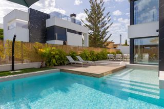 Chalet  Calle calle de lope de vega. Villa de 3 dormitorios y 3 baños en torrevieja zona torreta flor