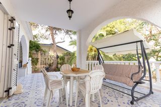 Location Chalet  Gabriela mistra. Se alquila por temporadas chalet de 3 dormitorios 1 baño 1 aseo