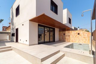 Chalet  Calle  chamartín. Villa moderna de 3 dormitorios y 2 baños en lo pagan santiago de
