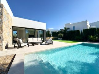 Chalet  Avenida de las colinas. Villa de 3 dormitorios 2 baños en las colinas golf orihuela cost