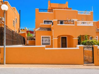 Chalet  Calle  laguna de fuentilleja. Adosado de 3 dormitorios y 2 baños en orihuela costa los almendr