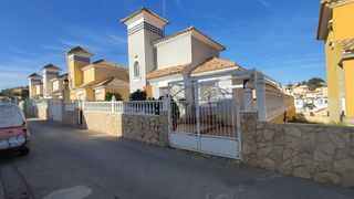Miete Chalet in F-2 filipinas oeste 6. Se alquila chalet por largo tiempo de 3 dormitorios y 2 baños en