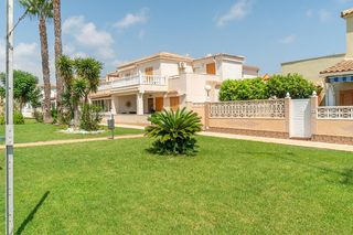Casa adossada a Calle Antonio Tapies