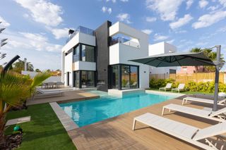 Chalet  Calle calle de lope de vega. Villa de 3 dormitorios y 3 baños en torrevieja zona torreta flor
