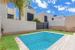 Chalet  Calle bidasoa. Villa en villa martin orihuela costa  140m2 de parcela. 3 dorm.