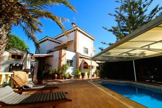 Chalet à Aguas nuevas ii. Villa de 6 dormitorios 2 baños en aguas nuevos torrevieja