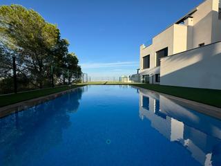 Casa a Calle de los chrimines. Bungalow planta con parcela de 380 m2 y piscina privada. parking