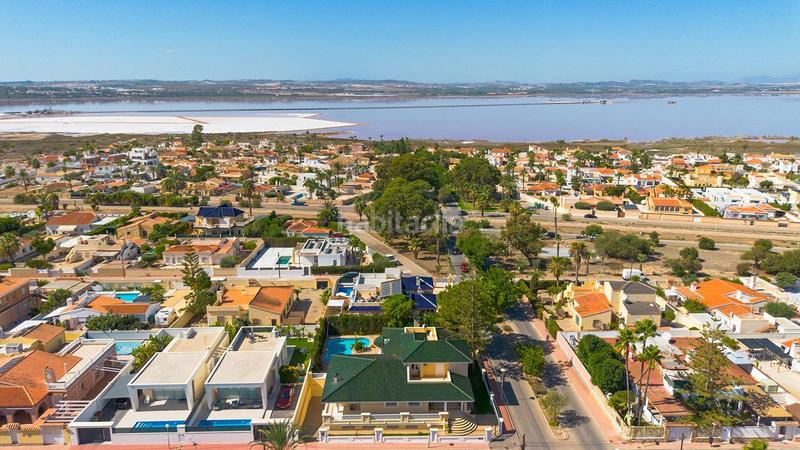 Foto 1bbf43fe-decc-463c-bec7-782f6385cbd9. Chalet in calle salvador de madariaga in Zona Carrefour - Urbanizaciones Torrevieja