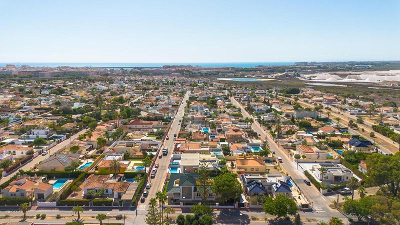Foto 62821680-8afb-4d22-a07a-1020a272d702. Chalet in calle salvador de madariaga in Zona Carrefour - Urbanizaciones Torrevieja