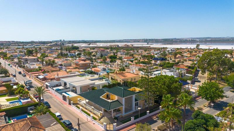 Foto 6a70d029-166d-4ab1-a2fb-336ffb6f9aa8. Chalet in calle salvador de madariaga in Zona Carrefour - Urbanizaciones Torrevieja