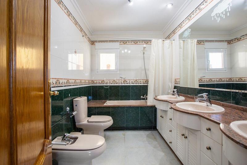 Foto 93ca5e82-b0c9-4af8-9f17-e2281ccd0bb3. Chalet in calle salvador de madariaga in Zona Carrefour - Urbanizaciones Torrevieja