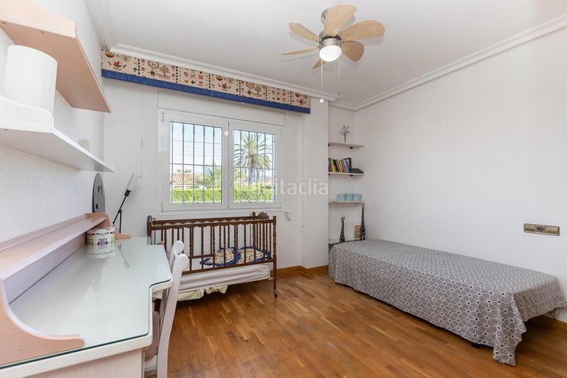 Foto e0ae1589-ea64-489c-a818-1415defe5957. Chalet in calle salvador de madariaga in Zona Carrefour - Urbanizaciones Torrevieja