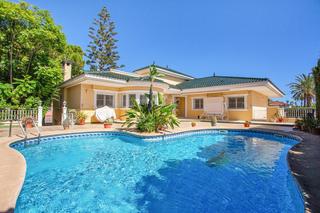 Chalet à Calle salvador de madariaga. Villa de 5 dormitorios 2 baños en torreta florida en torrevieja