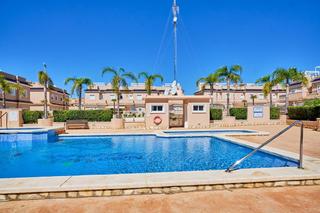 Chalet in Calle cabo san vicente. Apartamento de 3 dormitorios 2 baños en lomas de cabo roig  orih