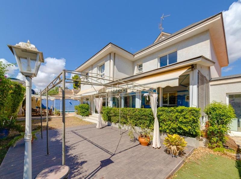 Foto 573318d2-012c-44b8-91a4-3d66ce6e5a80. Chalet in calle saavedra fajardo in Campoamor Orihuela