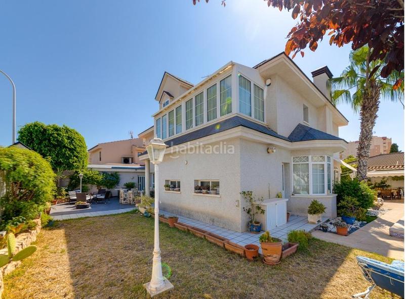 Foto b68351a6-8b7a-45cf-be93-fe3d024ef124. Chalet in calle saavedra fajardo in Campoamor Orihuela