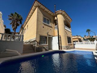 Chalet à Calle de montoro. Villa de estilo mediterraneo con piscina privada. 4 dorm. 2 baño
