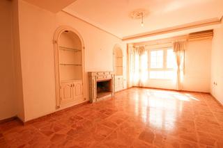 Apartament a Calle ramon gallud 33. Apartamento de 5 dormiorios 2 baños en centro de torrevieja alic