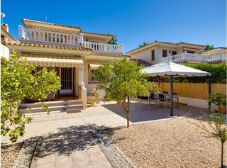 Casa adossada a Calle ciruela. Adosado de 3 dormitorios 2 baños en playa flamenca  orihuela cos