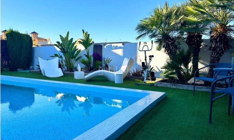 Foto 9eaebb5a-4081-4552-b54a-7931405de2d4. Chalet villa con piscina en lomas de cabo roig costa en Orihuela