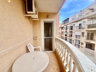 Apartament a Calle de la loma. Apartamento de 2 dormitorios 1 baños en torrevieja a 500 metros