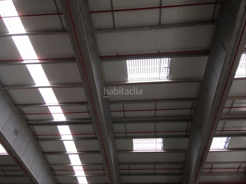 Foto 08098b20-fb42-4939-b17b-30d0d12b4983. Alquiler nave industrial en carrer dels pirineus 74 nau 8.152m2 i molls càrrega en Celrà