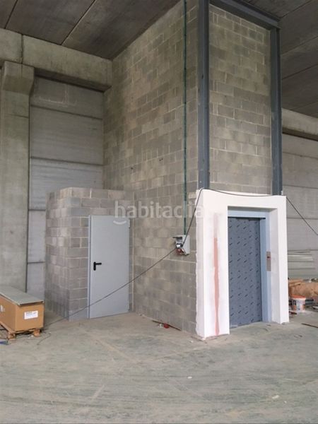 Foto 0917d015-8ffe-484a-8ccc-f39fef9ce0dd. Alquiler nave industrial en carrer dels pirineus 74 nau 8.152m2 i molls càrrega en Celrà