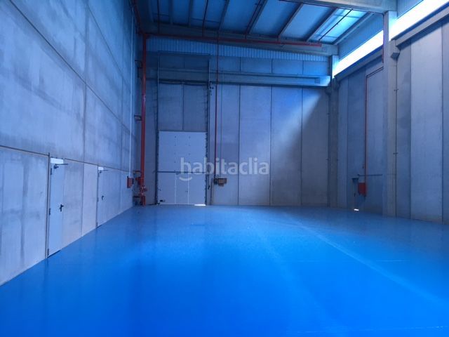 Foto 32eb7b8c-2c46-4742-8c8a-4ff046b71d3d. Alquiler nave industrial en carrer dels pirineus 74 nau 8.152m2 i molls càrrega en Celrà