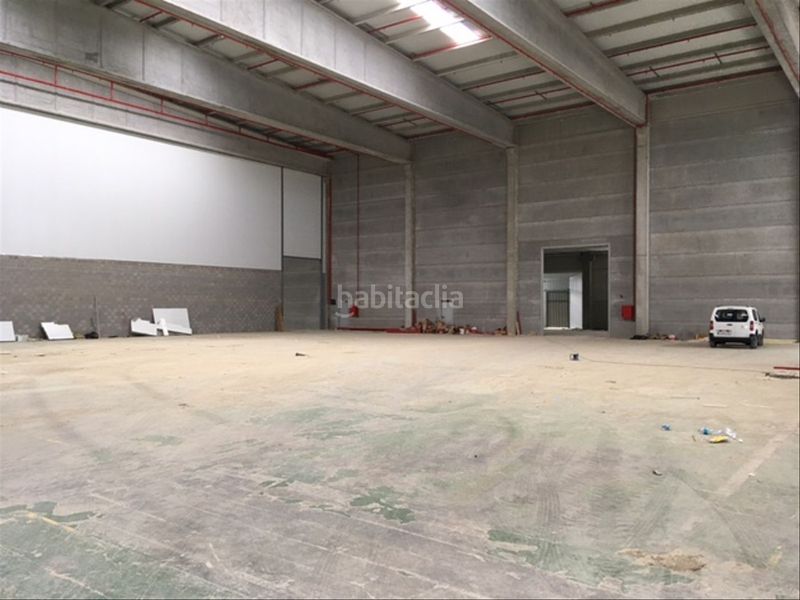 Foto 4d5d4595-7db8-45af-9d9b-15fe30b68448. Alquiler nave industrial en carrer dels pirineus 74 nau 8.152m2 i molls càrrega en Celrà