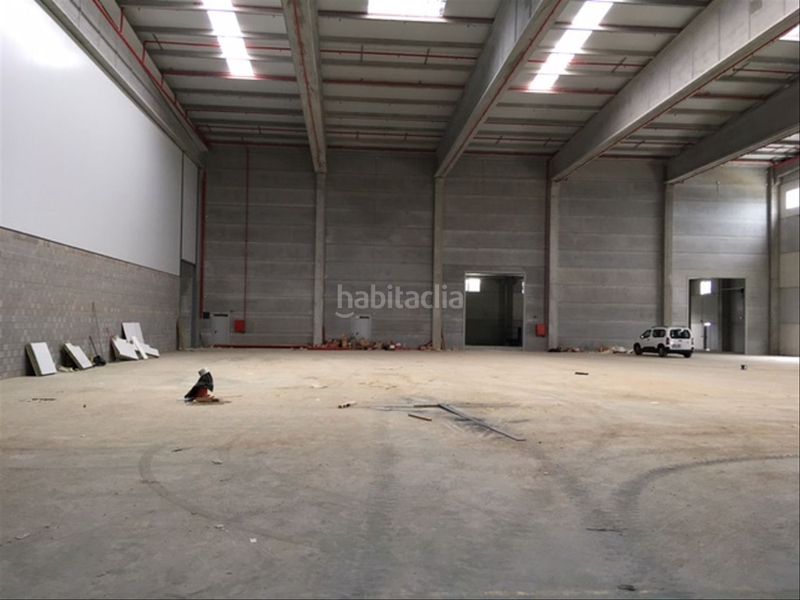 Foto 6baea966-2ee0-4fdc-9636-444055a95e0f. Alquiler nave industrial en carrer dels pirineus 74 nau 8.152m2 i molls càrrega en Celrà