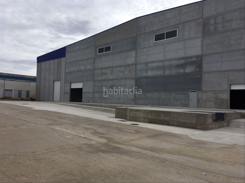 Foto 74060778-6094-460a-9d9f-fdc4479bfff0. Alquiler nave industrial en carrer dels pirineus 74 nau 8.152m2 i molls càrrega en Celrà