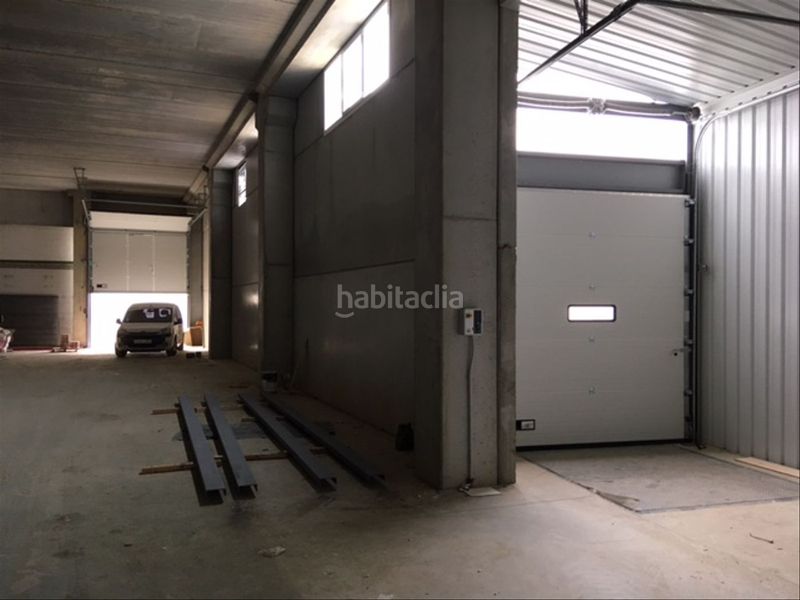 Foto 79f0bf33-eae4-40ae-ae48-4dcca8739848. Alquiler nave industrial en carrer dels pirineus 74 nau 8.152m2 i molls càrrega en Celrà