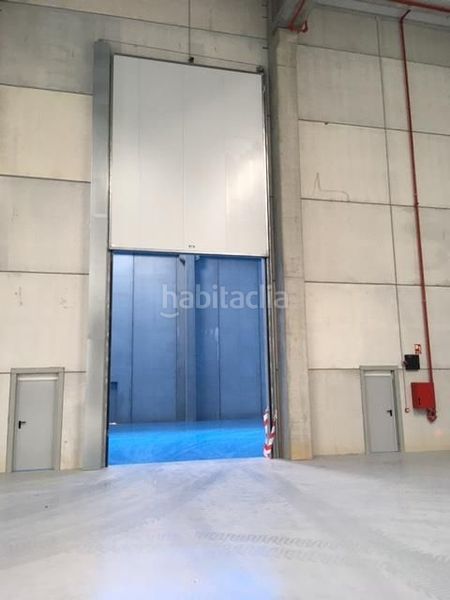 Foto 93c80504-7962-42d3-a027-a73b37d92d5e. Alquiler nave industrial en carrer dels pirineus 74 nau 8.152m2 i molls càrrega en Celrà
