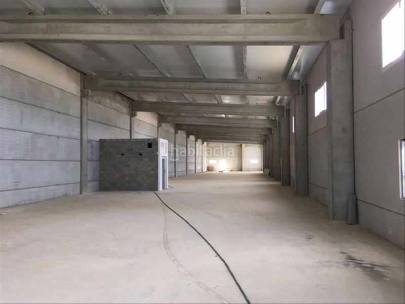 Foto b30112d5-14d3-4dd6-8663-030ed8994c7f. Alquiler nave industrial en carrer dels pirineus 74 nau 8.152m2 i molls càrrega en Celrà