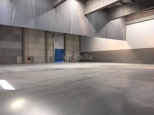 Foto b8090485-fd1d-49d0-afac-823035b68759. Alquiler nave industrial en carrer dels pirineus 74 nau 8.152m2 i molls càrrega en Celrà
