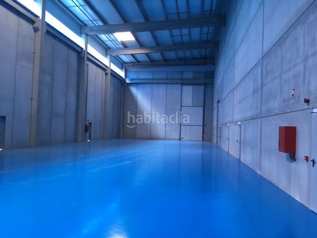 Foto beff9189-5d24-401b-910d-300ce894fd8a. Alquiler nave industrial en carrer dels pirineus 74 nau 8.152m2 i molls càrrega en Celrà