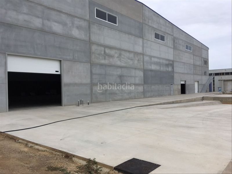 Foto c5d1a3d1-3258-4465-aef8-9e0be9385c69. Alquiler nave industrial en carrer dels pirineus 74 nau 8.152m2 i molls càrrega en Celrà