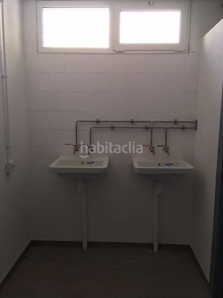 Foto ca974d70-6752-488b-984f-6287fa93d821. Alquiler nave industrial en carrer dels pirineus 74 nau 8.152m2 i molls càrrega en Celrà