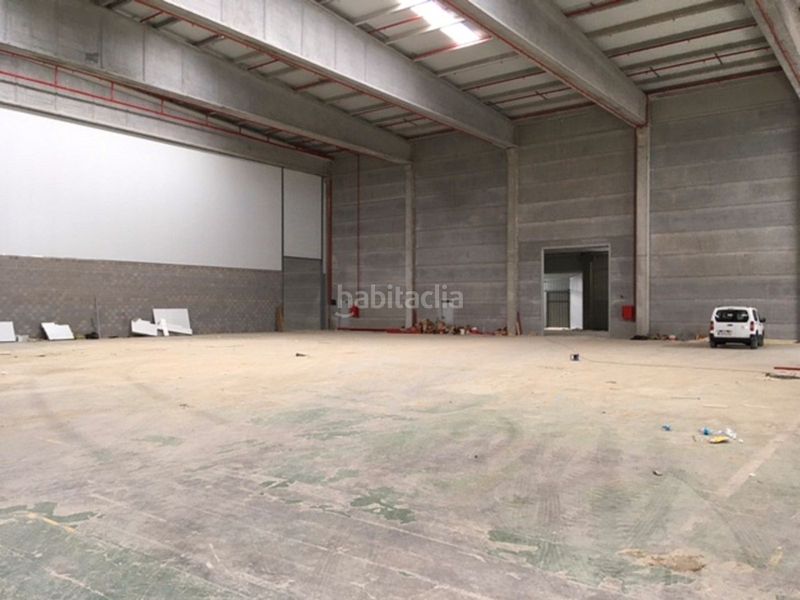 Foto e28df282-a9f8-42e1-a982-6feefdcc4523. Alquiler nave industrial en carrer dels pirineus 74 nau 8.152m2 i molls càrrega en Celrà