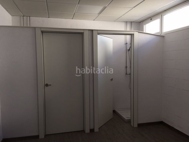 Foto e73918c8-3f35-45ef-8811-3b7ed9d4553d. Alquiler nave industrial en carrer dels pirineus 74 nau 8.152m2 i molls càrrega en Celrà