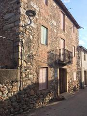 Masia a Bescanó. Casa de poble ubicada al poble de bescanó, format per casa de 39