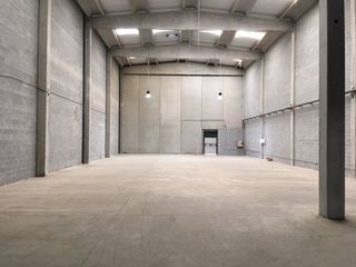 Lloguer Nau industrial a Barri dels Escriptors. Nau industrial en lloguer, de planta baixa, altell i pati davant