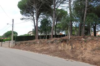 Terreny residencial a Carrer girona 35. Solar urbà de 810m2, per a casa aïllada amb jardí.