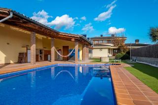 Chalet dans Avinguda costa brava 911. Espectacular xalet allat en venda amb jard i piscina.