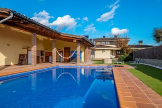 Chalet dans Avinguda de la brava. Espectacular xalet allat en venda amb jard i piscina.