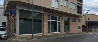 Local Comercial a Carrer de la torre de taialà 40. Local de 180m2 construïts amb gran façana.