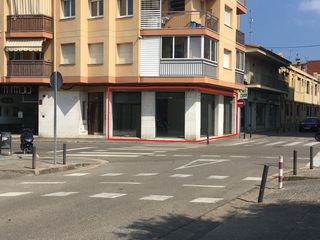 Lloguer Local Comercial a Carrer del riu güell 25. Local comercial cantoner amb aparador de 12,5m