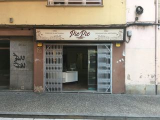 Lloguer Local Comercial a Carrer de la rutlla 70. Local (antiga fleca) amb aparador