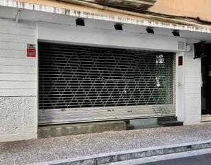 Lloguer Local Comercial a Calle josep maluquer i salvador 15ac. Local amb aparador, per comerç o serveis professionals.